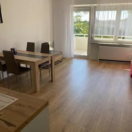 - Neu Renoviert&voll Ausgestattet, Moderne Mit Küche&balkon *