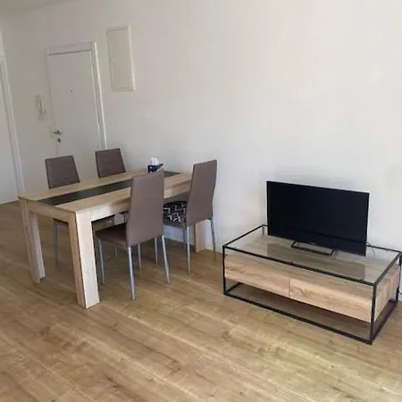 - Neu Renoviert&voll Ausgestattet, Moderne Mit Küche&balkon Apartamento